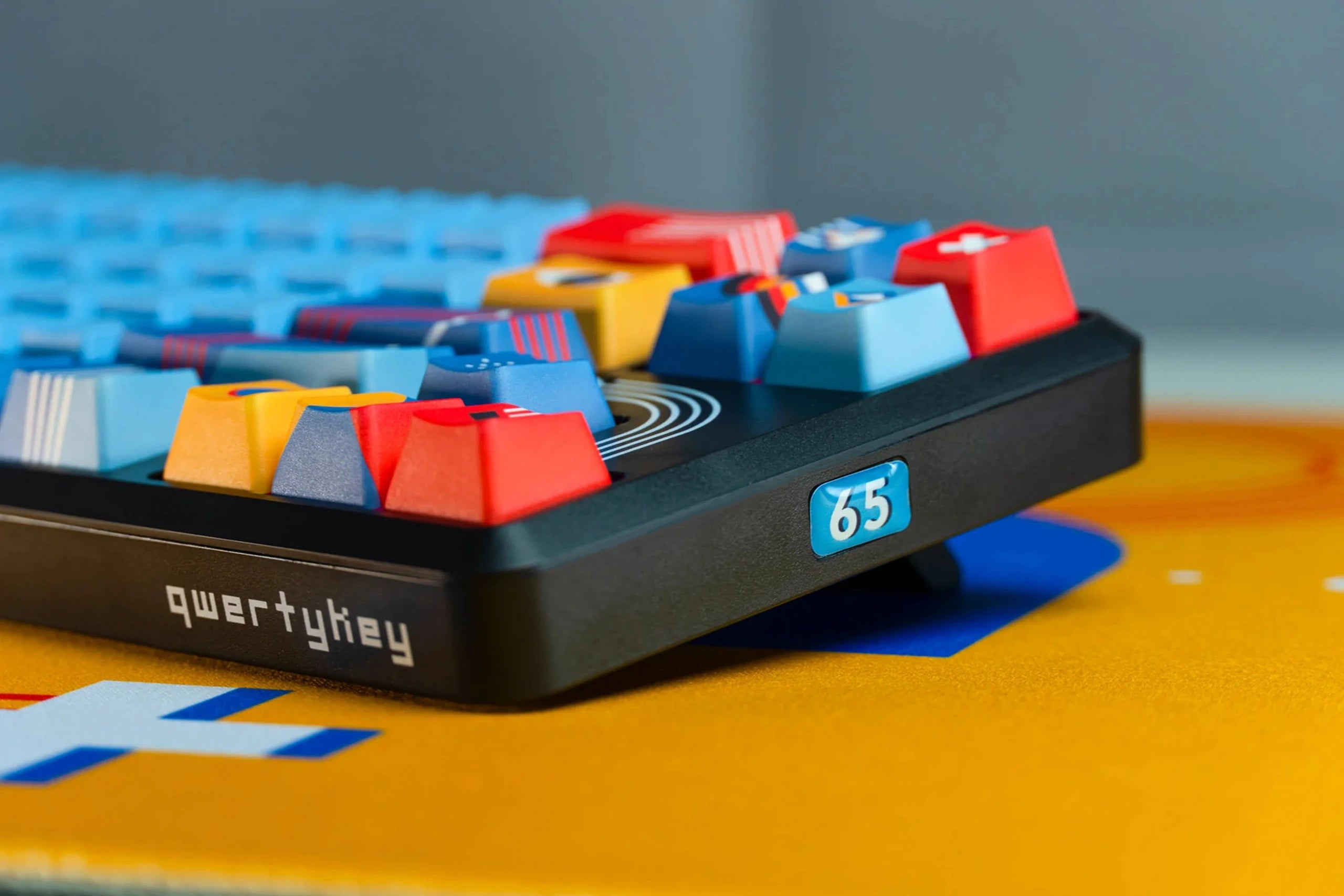QwertyKey65 Metric Hotswap RGB Gaming-Tastatur